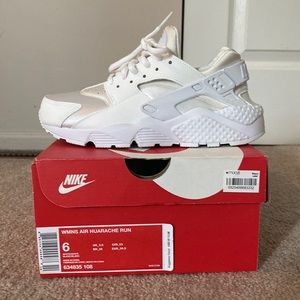 Nike Women’s Huarache size 6 in white